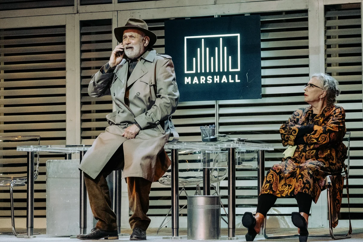 Biuro pełne tajemnic – recenzja spektaklu „Lily”